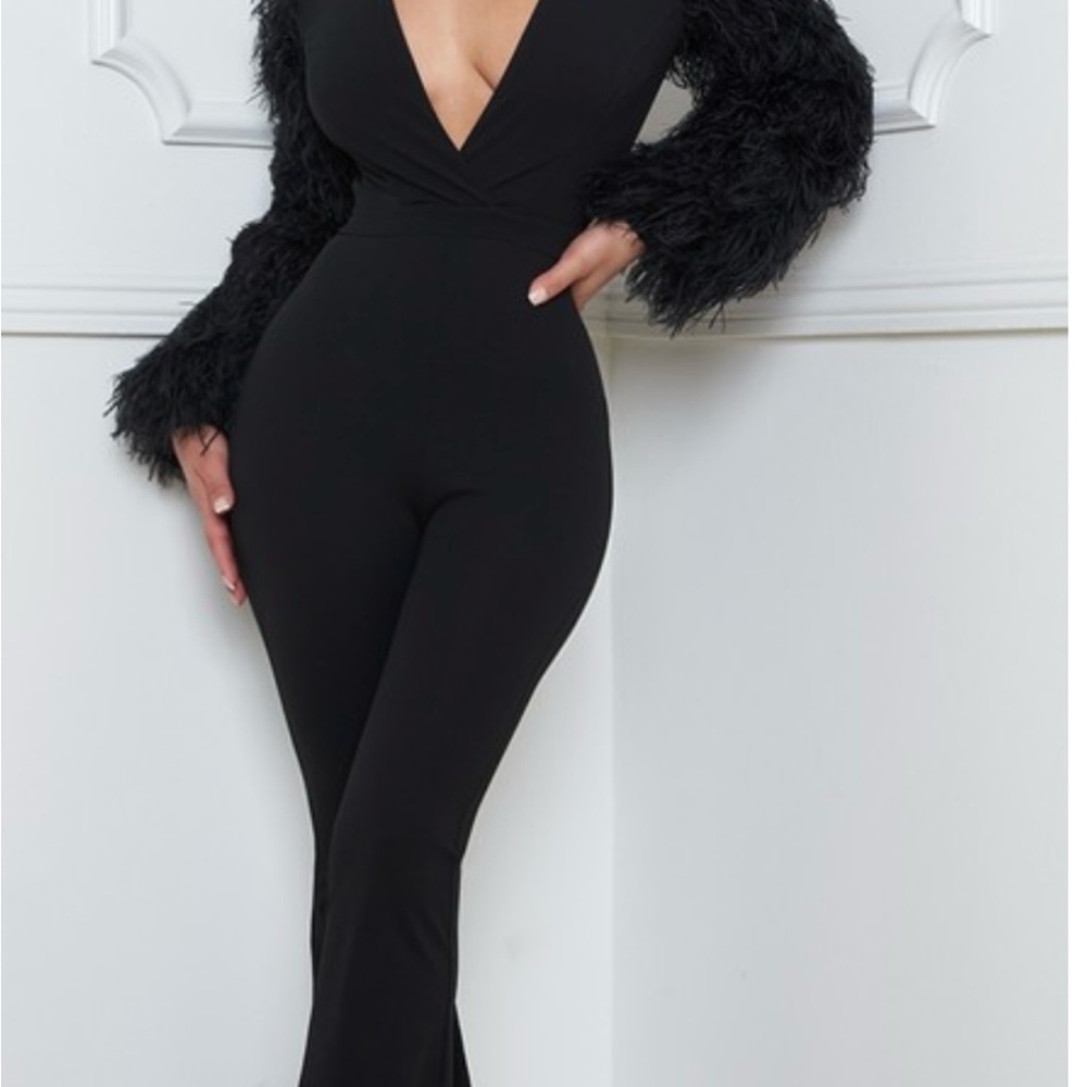 Elegant Black Jumpsuit with Faux Fur Sleeves